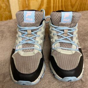 Fila size 6-1/2 tennis shoe
